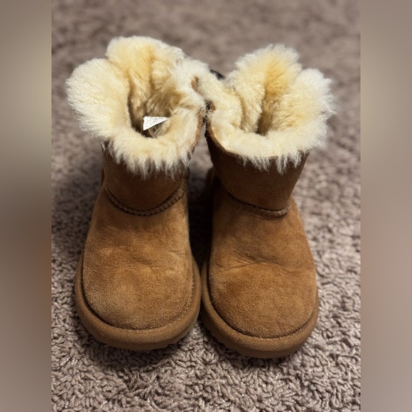 UGG Mini Bailey Bow II toddler 9 - Picture 1 of 7